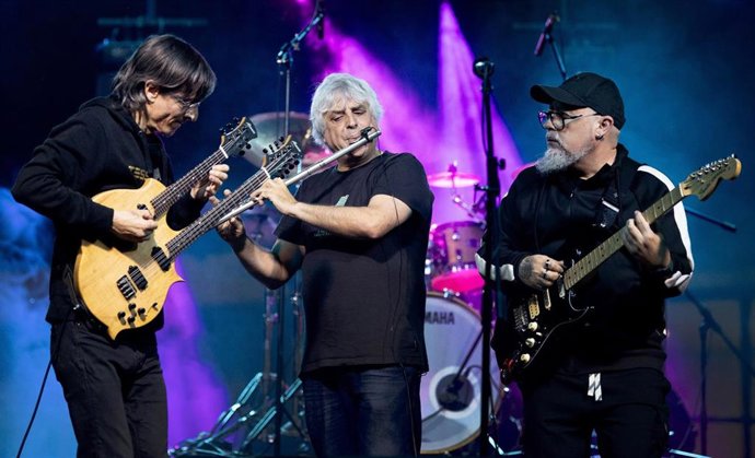 El trío RUSTED, formado por el flautista Rubén Diez de la Cortina, el multiinstrumenstalista Manu Díaz y el guitarrista John Conde, actúan en directo