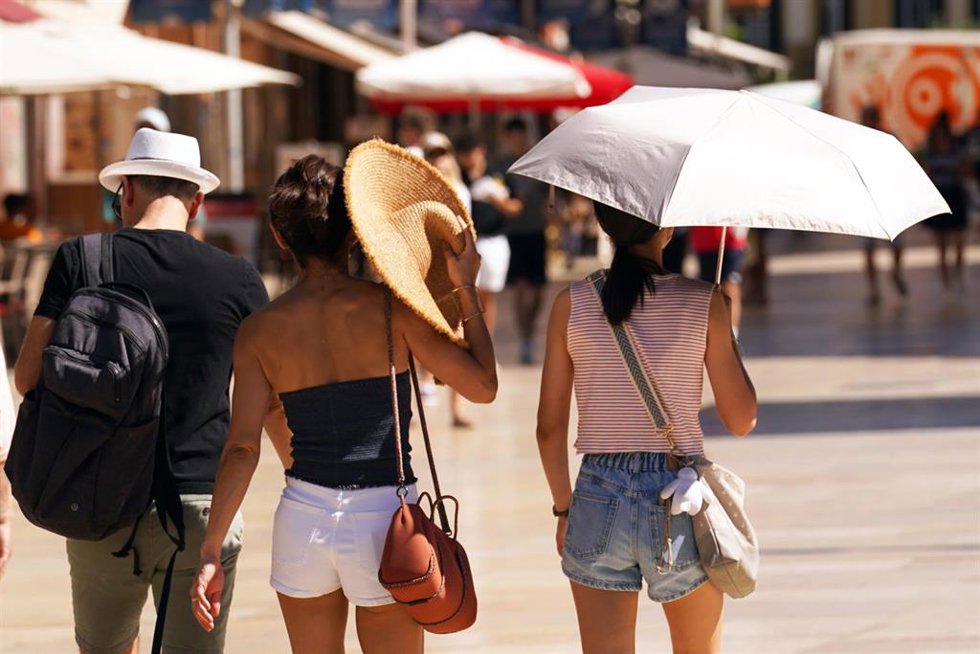 Archivo - Imágenes de personas  por las calles de Málaga en plena ola de calor. Imagen de archivo