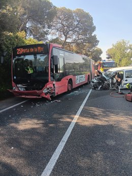 Accidente entre un vehículo y un autobús de la EMT