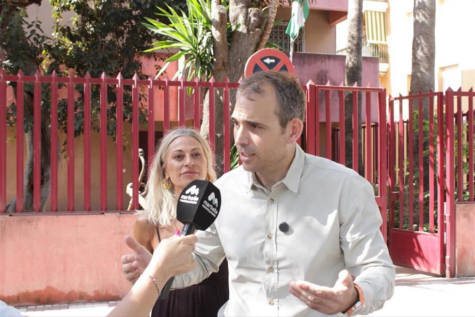 El coordinador general de IU Andalucía y diputado en el Congreso, Toni Valero, junto a la coordinadora comarcal de IU en la Costa del Sol, Victoria Morales.