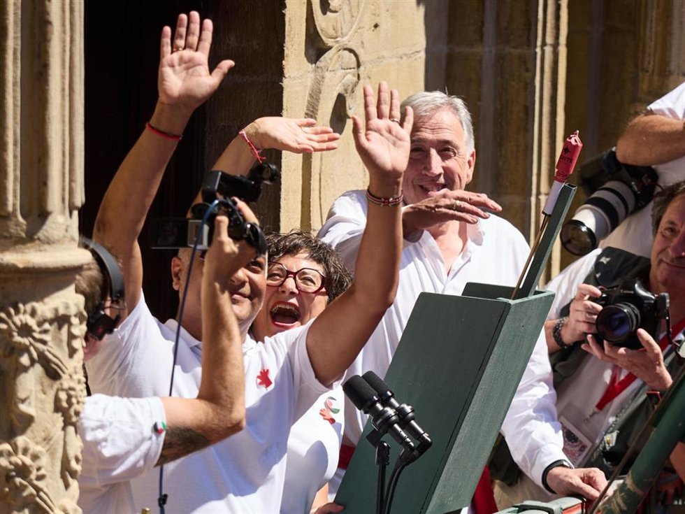 El alcalde de Pamplona, Joseba Asiron, junto con los lanzadores del chupinazo de Sanfermines 2026.