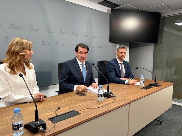 El consejero, en el medio, acompañado por la viceconsejera y el director del ECYL, durante la presentación del programa de formación-empleo y de subvenciones al autoempleo.