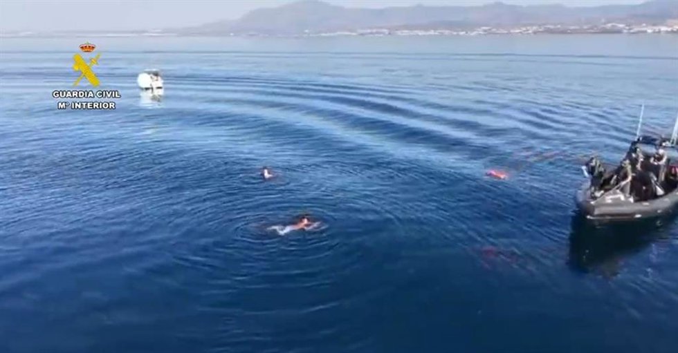 Rescatados por Guardia Civil dos pescadores que se vieron arrastrados por la corriente en alta mar en Marbella.