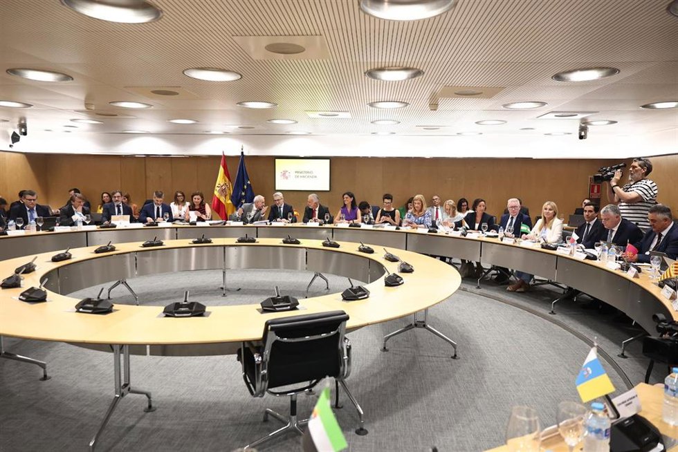 El ministro de Hacienda, Arcadi España (c), preside una reunión del Consejo de Política Fiscal y Financiera (CPFF) en el Ministerio de Hacienda, a 6 de julio de 2026, en Madrid (España).