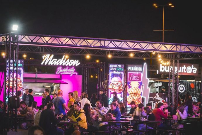 The Champions Burger llega a Valladolid con su ruta California Dreaming y un espectáculo de neones y cultura urbana