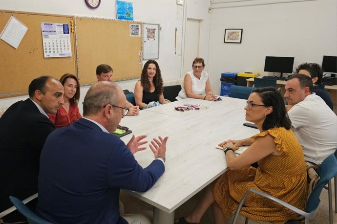 Reunión del consejero de Educación y Formación Profesional, Víctor Marín, con la dirección del colegio Mariano Aroca (Murcia) y el AMPA.