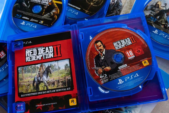 2 de julho de 2026, Yokohama, Kanagawa, Japão: Embalagens abertas com discos físicos de jogos para PlayStation 4. “Red Dead Redemption 2”, “Call of Duty Black Ops 6” e “Elden Ring”... Em 1º de julho de 2026, a Sony Interactive Entertainment confirmou que 