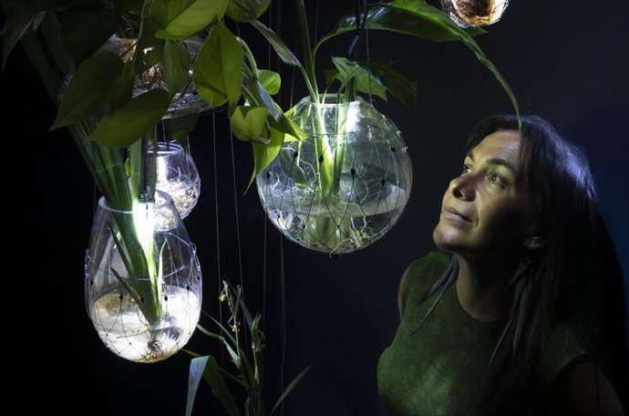Tania Candiani en la exposición 'Radix'