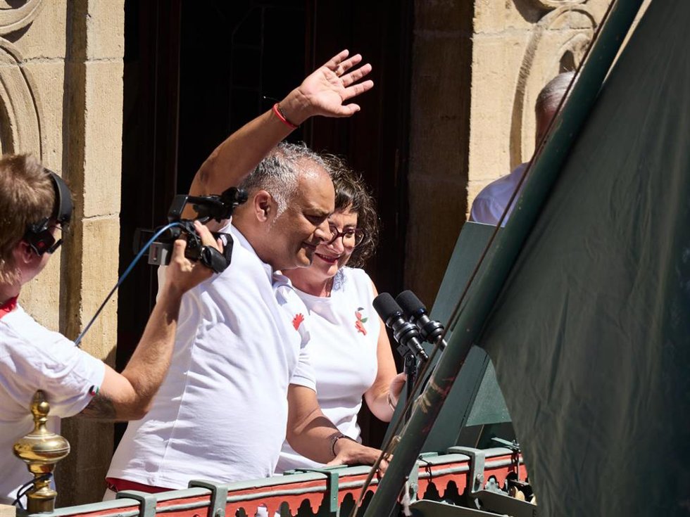 Clint Jean Louis Fernández y Araceli Sergio Aguilera prenden  la mecha en representación de la Subdirección de Urgencias de Navarra del Chupinazo de San Fermín 2026, en la Plaza del Ayuntamiento, a 6 de julio de 2026, en Pamplona, Navarra (España). El Chu