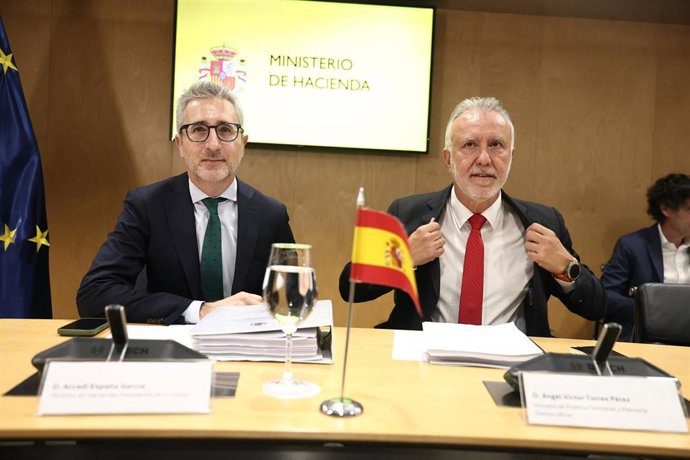 (i-d) El ministro de Hacienda, Arcadi España, y el ministro de Política Territorial y Memoria Democrática, Ángel Víctor Torres, durante una reunión del Consejo de Política Fiscal y Financiera (CPFF) en el Ministerio de Hacienda, a 6 de julio de 2026, en M