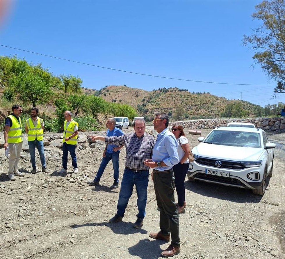 La Junta supervisa las obras de emergencia en Casarabonela en cauces y caminos dañados por el tren de borrascas.