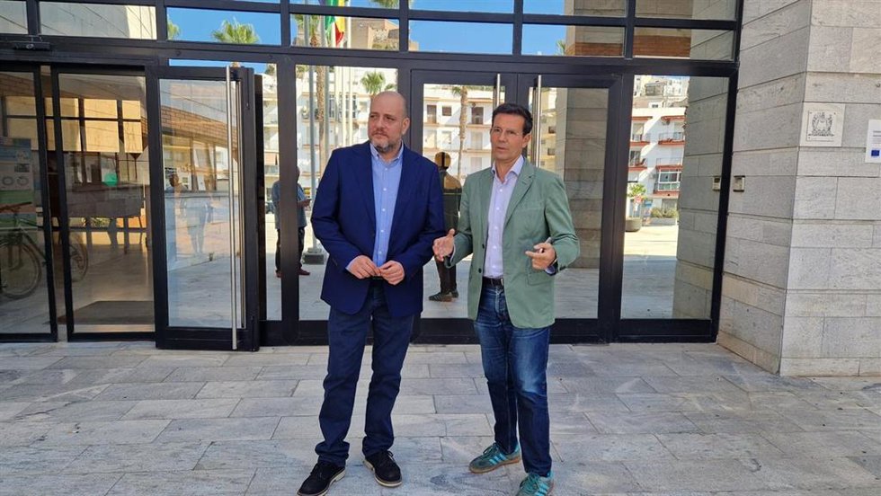 El parlamentario andaluz del PSOE de Granada, Paco Cuenca, junto al alcalde de Salobreña, Javier Ortega.