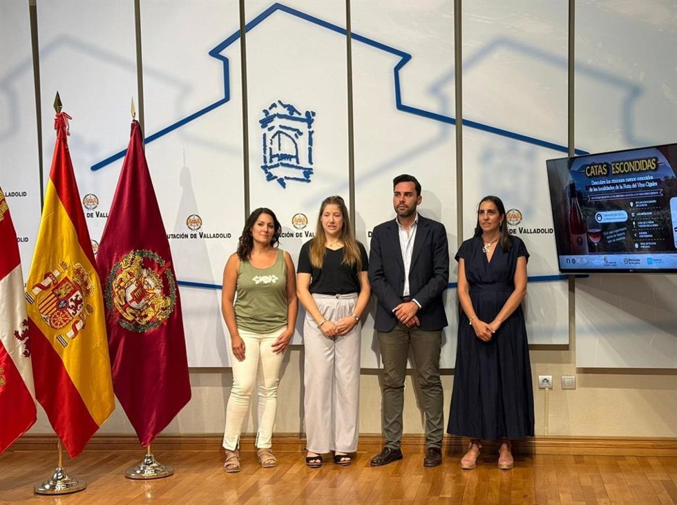 El diputado de Empleo, Desarrollo Económico y Reto Demográfico, Roberto Migallón; la gerente de La Ruta del Vino Cigales, Aitziber Bengoa y la teniente de alcalde de Cigales María del Val