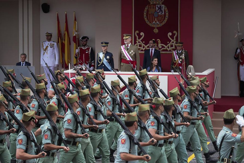 Archivo - Los Reyes, presidiendo el último desfile del Día de las Fuerzas Armadas
