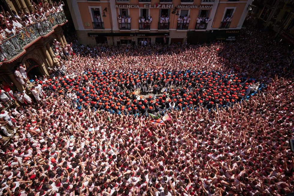 La salida de los gaiteros desde el interior del Ayuntamiento de Pamplona a la Plaza Consistorial despues del chupinazo de San Fermín 2026, en la Plaza del Ayuntamiento, a 6 de julio de 2026, en Pamplona, Navarra (España).