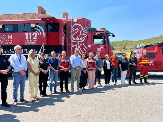 Minuto de silencio por los últimos crímenes machistas que se ha guardado este lunes en el puesto de mando avanzado (PMA) del incendio de Soneja (Castellón)