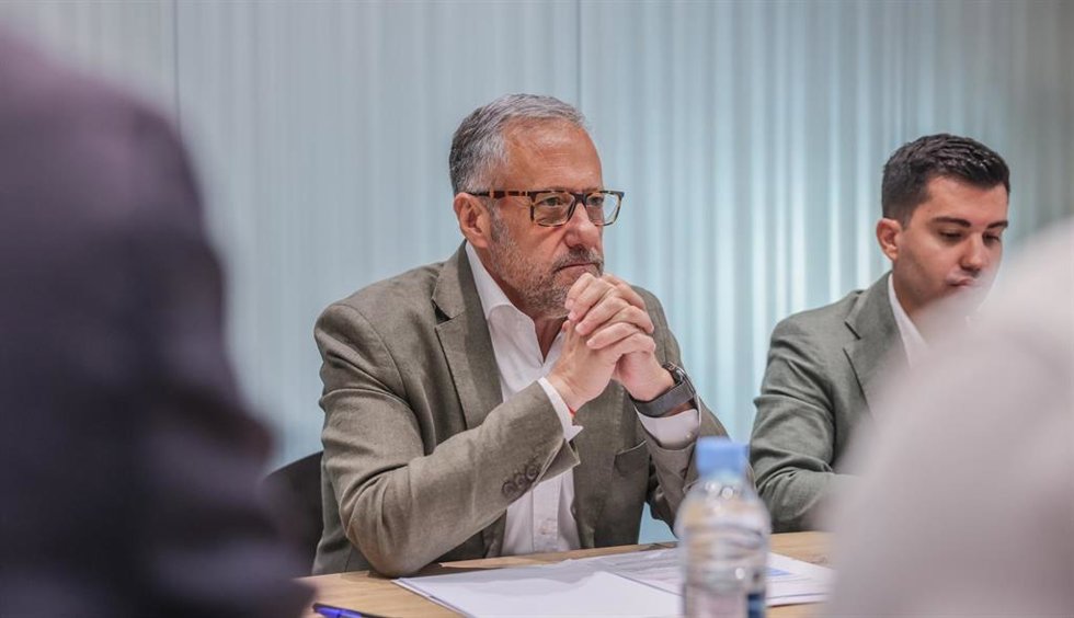 Carlos Pollán en un momento de la reunión mantenida este lunes con los responsables de Cáritas