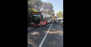 Cinc ferits després d'un accident entre un vehicle i un autobús EMT en CV-500, al Saler