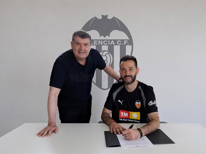 El entrenador del Valencia CF, Carlos Coberán (derecha), junto al CEO de Fútbol, Ron Gourley, anunciando su renovación con el club hasta 2028.