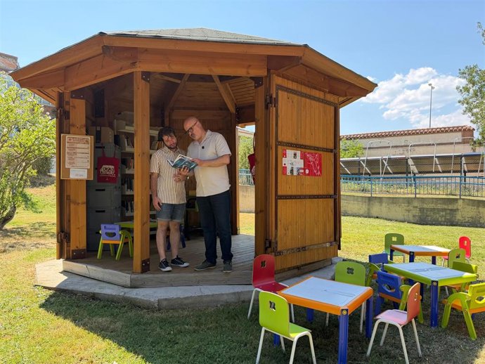El concejal de Cultura, Juan Carlos Monroy(dcha), junto a un bibliotecario de una de las casetas.