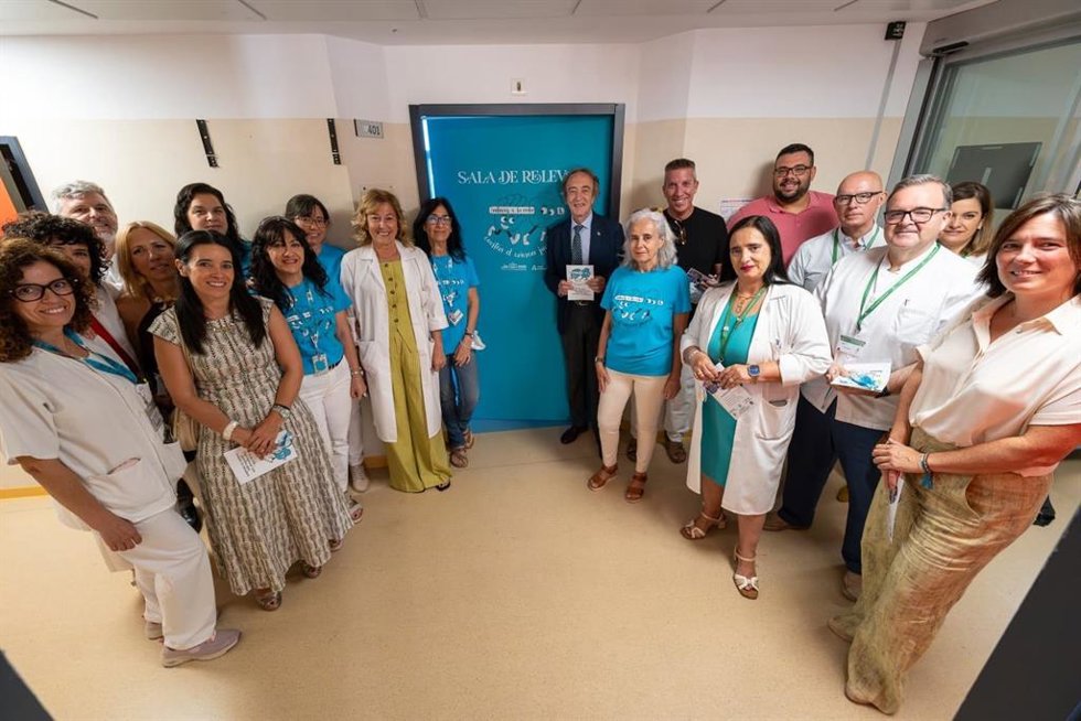 La inauguración de una sala de esparcimiento dedicada a adolescentes y jóvenes hospitalizados en la planta de Oncología del Hospital Virgen de las Nieves.