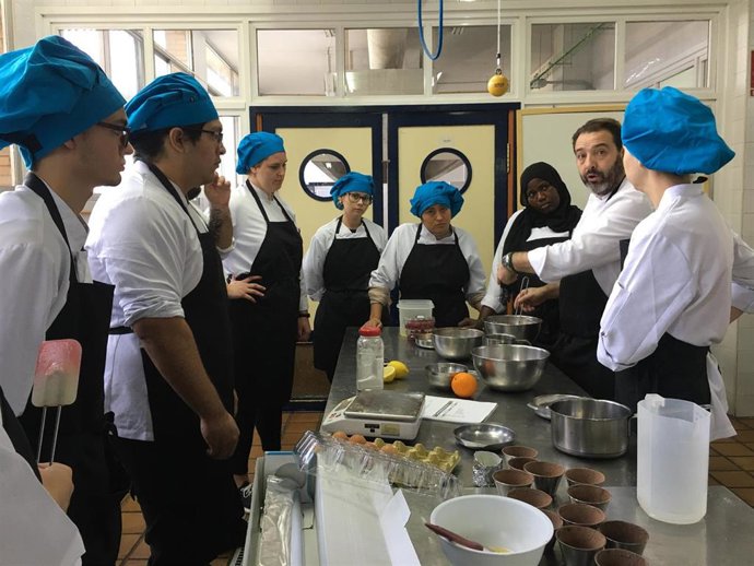Archivo - Imagen de recurso del alumnado de un curso de Cocina