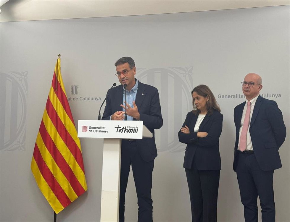 El secretario de Mejora Educativa, Ignasi Giménez, la analista Diana Toledo y el jefe de la División de Asesoramiento sobre Políticas Públicas de la OCDE, Paulo Santiago en la presentación del informe de la OCDE 'Improving Learning Outcomes in Catalonia'