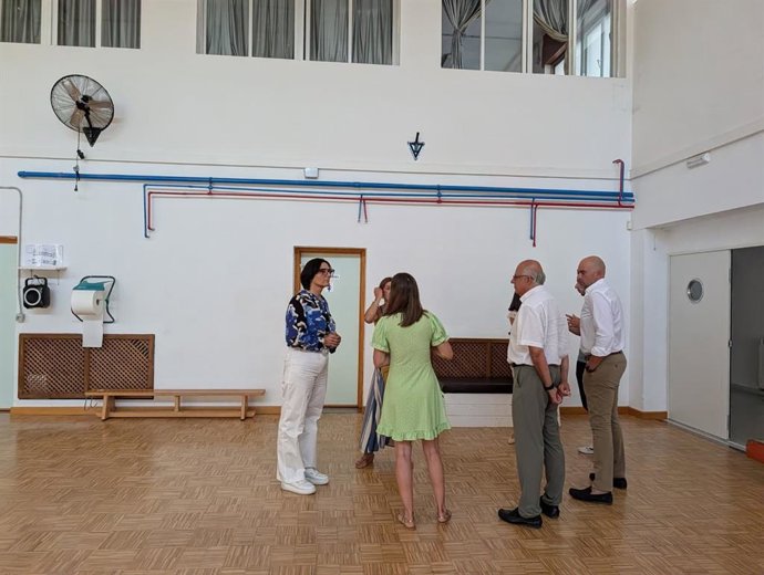 La delegada territorial de Desarrollo Educativo y Formación Profesional en Granada, María José Martín, en su visita al centro Jean Piaget de Ogíjares (Granada).