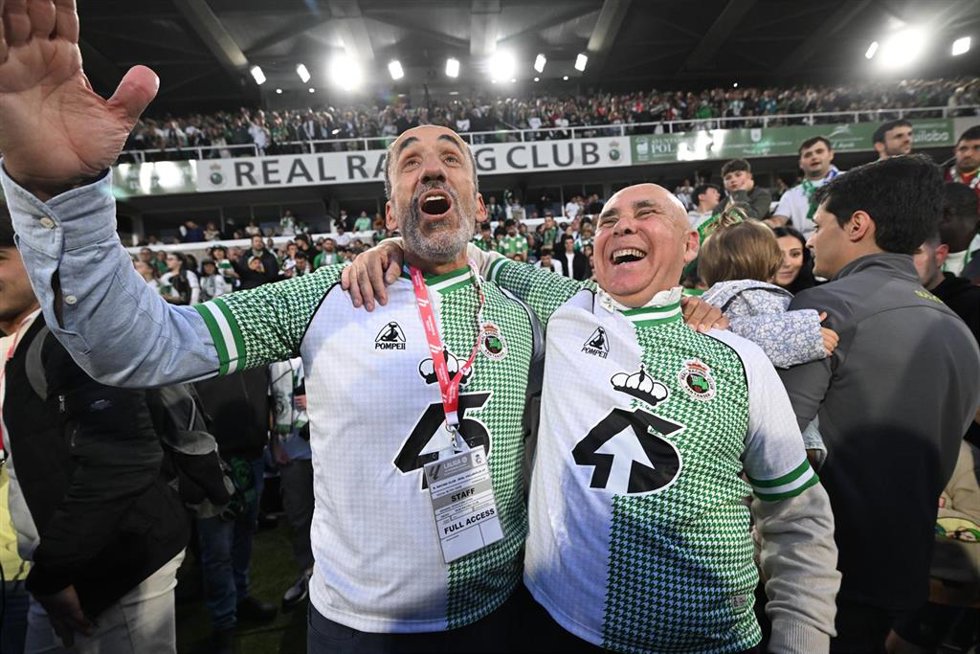 Archivo - Sebastián Ceria y Manolo Higuera celebran el ascenso en los Campos de Sport de El Sardinero. Archivo