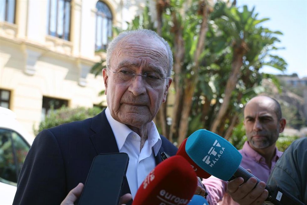 El alcalde de Málaga, Francisco de la Torre, atiende a los medios. 