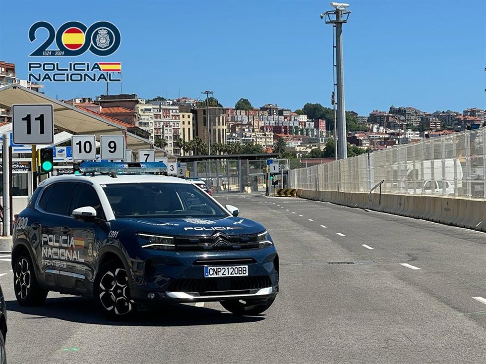 Vehículo de la Policía Nacional en el Puerto de Santander