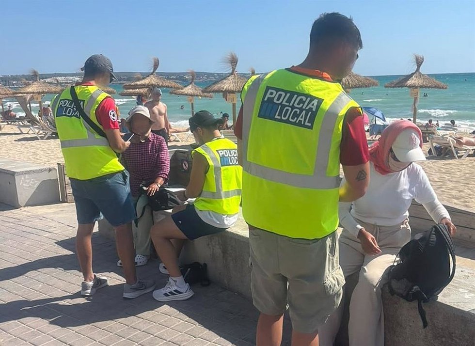 La Policía Local de Palma interpone 30 denuncias en una semana a masajistas ilegales en las playas.
