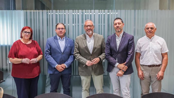 Carlos Pollán posa con los representantes de Cáritas tras la reunión mantenida este lunes en Valladolid