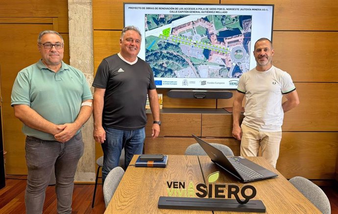 El alcalde de Siero, Ángel García, el concejal de Caminos en el Medio Rural, Alejandro Villa, y el concejal de Abastecimiento de Agua y Saneamiento, Pergentino Martínez.
