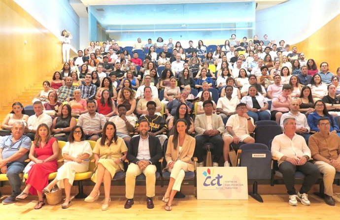 La consejera, con los directores del Instituto de Turismo y el CCT, profesores y alumnos