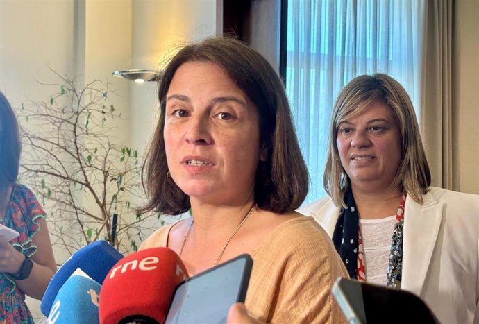La delegada del Gobierno en Asturias, Adriana Lastra, y la vicepresidenta del Principado, Gimena Llamedo.