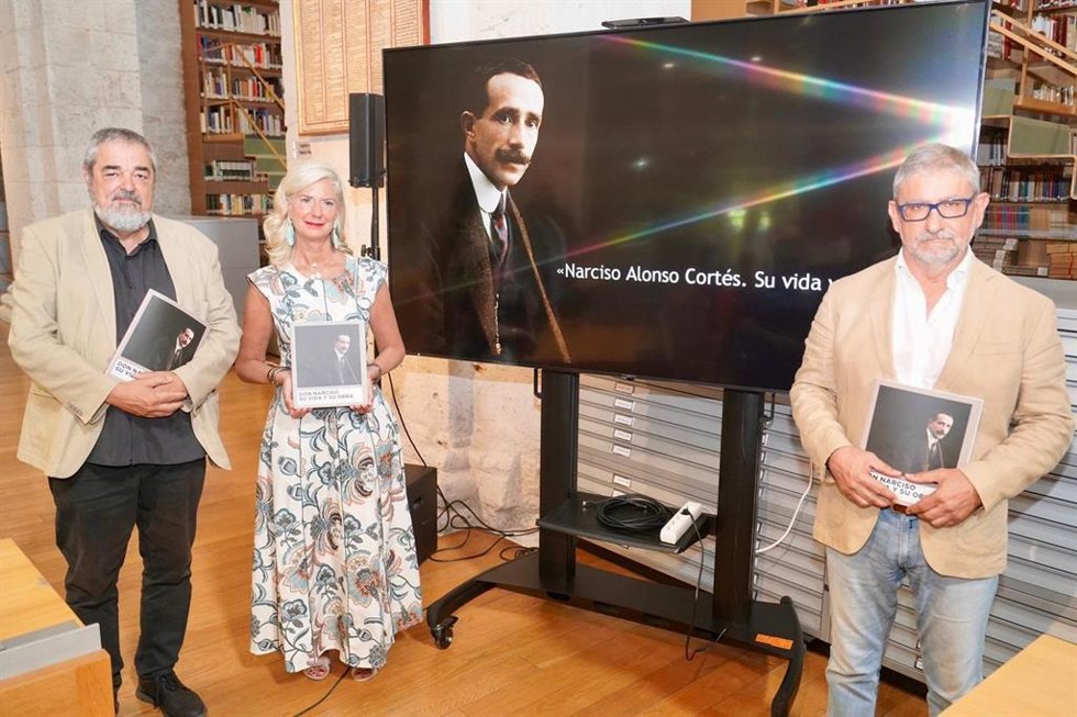 El poeta y periodista Carlos Aganzo, la concejal de Educación y Cultura, Irene Carvajal; y el director del Archivo Municipal, Eduardo Pedruelo.