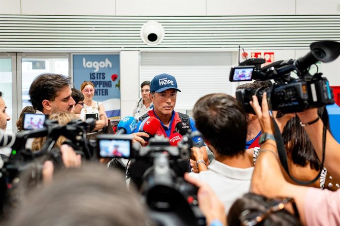 El presidente fundador de Fundación SAMU atiende a los medios en el aeropuerto tras nueve días de trabajo en Venezuela para auxiliar a las víctimas de los terremotos