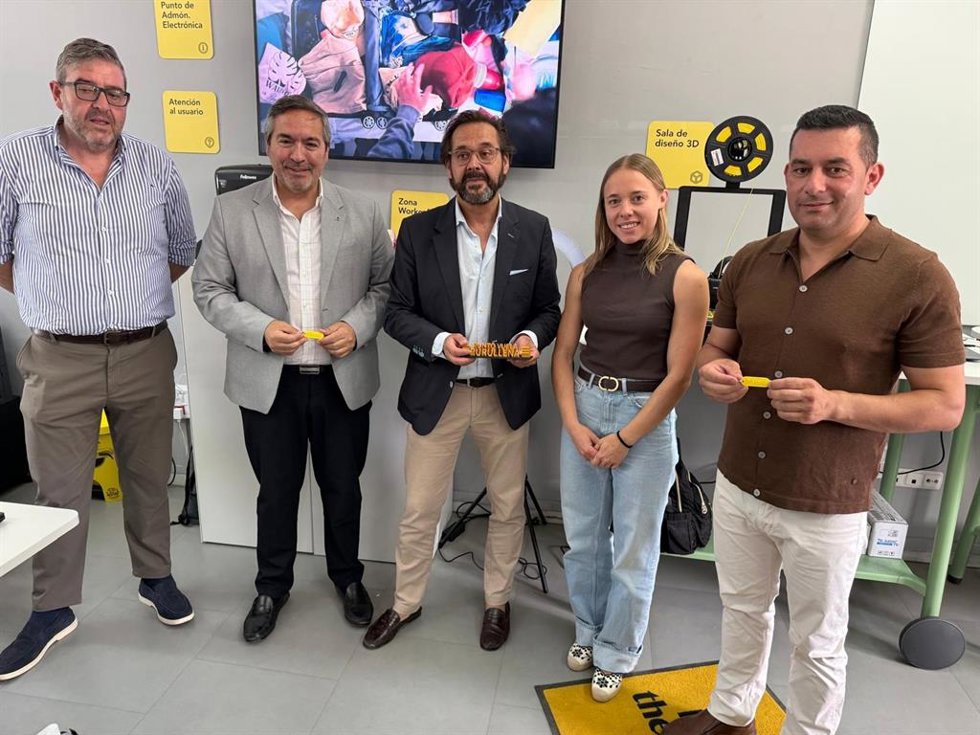 El delegado del Gobierno, Antonio Granados, junto al delegado de Economía, Hacienda, y Fondos Europeos, Gumersindo Fernández, y el alcalde de Purullena (Granada), José Luis Martínez, en las nuevas instalaciones del Punto Vuela de dicha localidad.