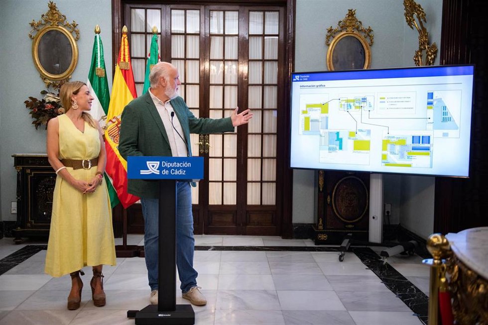 Almudena Martínez y Javier Vidal presentando el proyecto de modernización del Centro Experimental Agrícola y Ganadero.