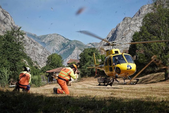 Un helicóptero ayuda en las labores para extinguir el incendio forestal, a 6 de julio de 2026, en Ribota de Sajambre, León, Castilla y León (España). 
