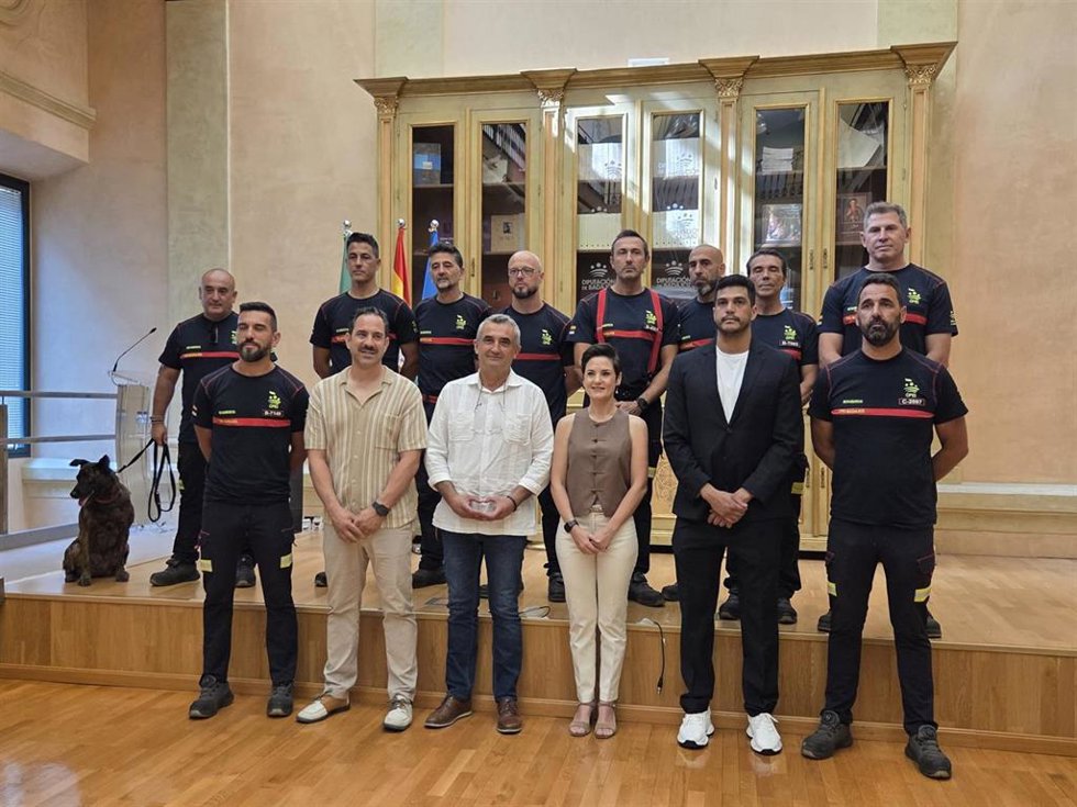 Recepción en la Diputación de Badajoz al equipo de bomberos que ha trabajado en las labores de rescate en Venezuela