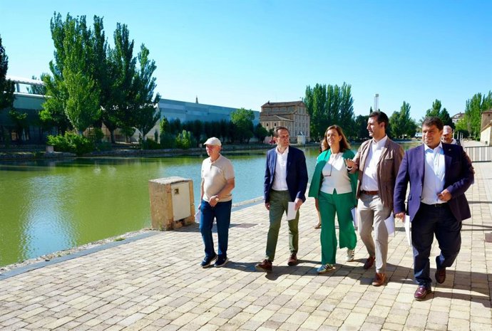 Los miembros del Consorcio durante su visita al Canal de Castilla en Medina de Rioseco.