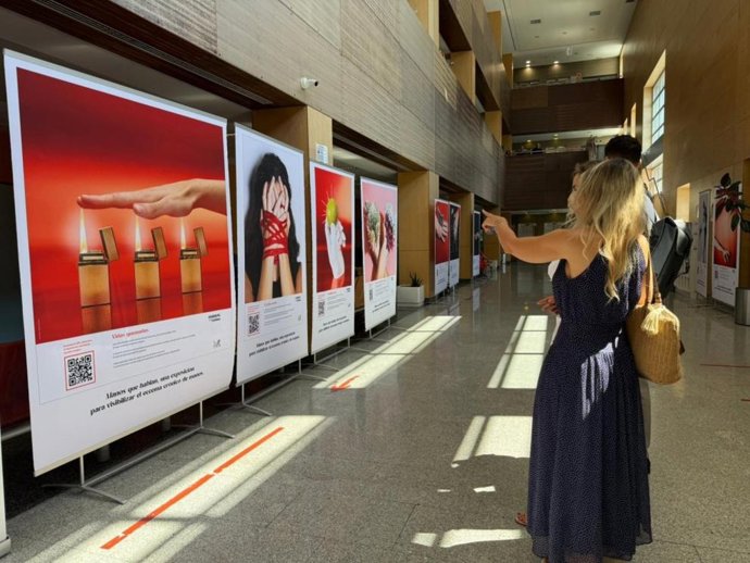 La exposición muestra fotografías que reflejan lo que sienten los pacientes con eccema crónico de manos y puede visitarse en el vestíbulo del edificio de Traumatología del Hospital Miguel Servet de Zaragoza.