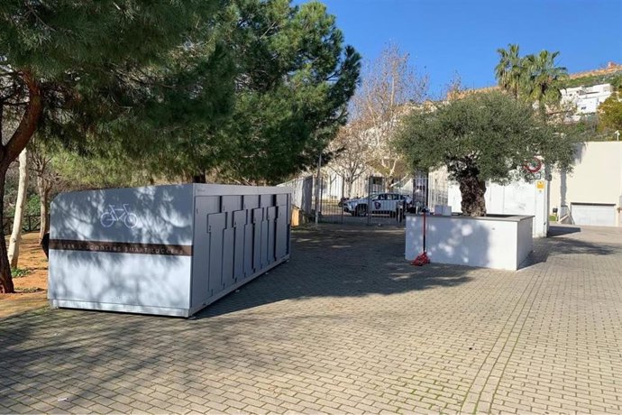 Un módulo de aparcamiento de bicicletas y patinetes en Mairena del Aljarafe