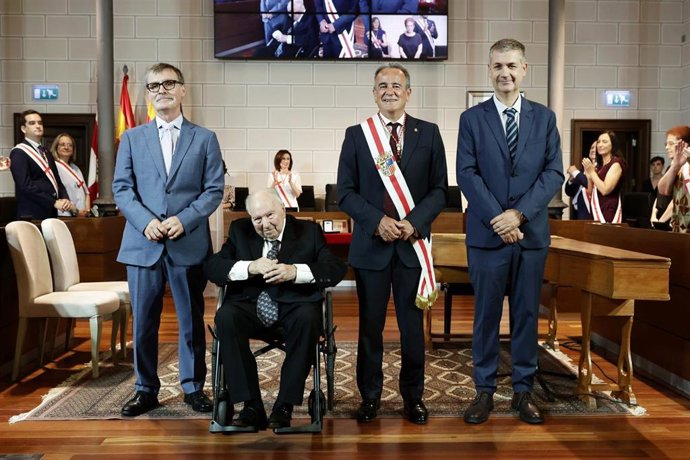 El presidente de la DPZ, Juan Antonio Sánchez Quero, junto a los distinguidos con la Medalla de Oro de Santa Isabel: el pedagogo Víctor Juan, el organista José Luis González Uriol y el presidente de Cermi Aragón, Jesús Carlos Laiglesia.