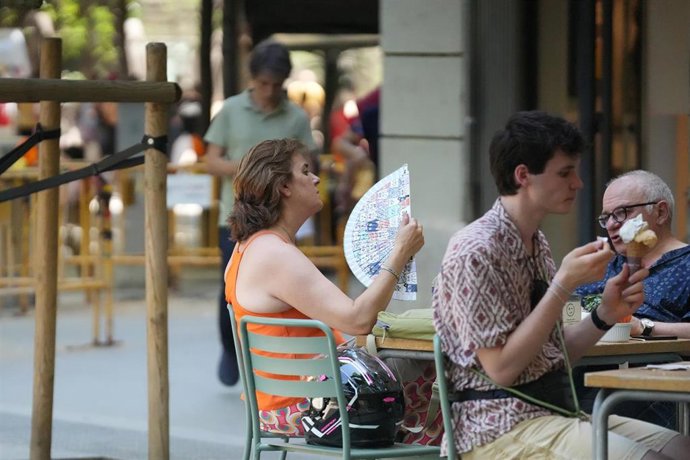 Varias personas sentadas en una terraza, a 17 de junio de 2026, en Barcelona, Catalunya (España). 