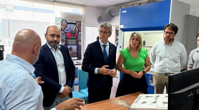 El consejero de Empresa, Empleo y Economía Social, Luis Alberto Marín, y la alcaldesa de Cartagena, Noelia Arroyo, visitan una empresa tecnológica