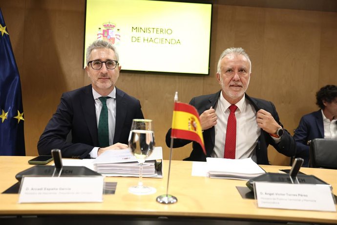 (i-d) El ministro de Hacienda, Arcadi España, y el ministro de Política Territorial y Memoria Democrática, Ángel Víctor Torres, durante una reunión del Consejo de Política Fiscal y Financiera (CPFF) en el Ministerio de Hacienda, a 6 de julio de 2026, en M