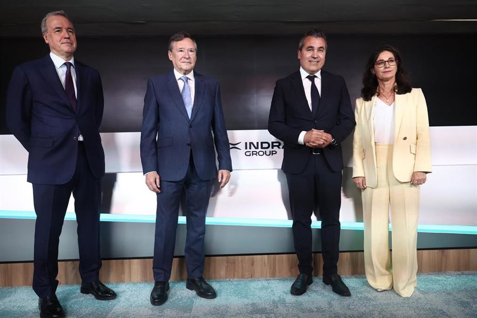 El nuevo CEO de Indra, Josep Maria Recasens (2d), y el presidente ejecutivo de Indra, Ángel Simón Grimaldos (2i), la vicepresidenta de Indra Virginia Arce (d), y el empresario Pablo Jiménez de Parga (i).